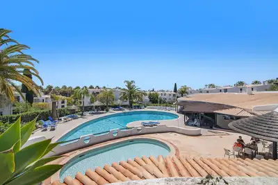 Image de Appartement \"São Rafael Praia\", avec vue sur la mer, piscine partagée et Wi-Fi.