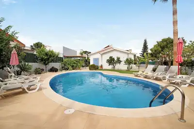 Image de Villa 'Casa do Castelo' près de la mer avec piscine et Wi-Fi