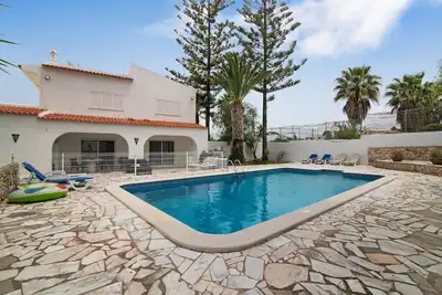 Image de Villa Carvoeiro avec vue sur la mer, piscine et Wi-Fi.