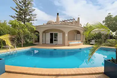 Image de Villa 'Casa Vilamoura' près de la mer avec piscine et Wi-Fi