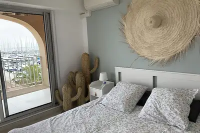 Image de appartement sur le port, avec vue sur les îles d'or à côté de la plage