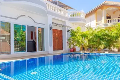 Image de Luxe 7 bedroom villa - Ratana Villa - Pattaya Holiday House - Walking Street