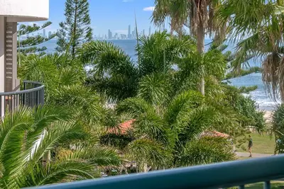 Image de Calypso Plaza Resort Unit 306 Beachfront location in central Coolangatta with ocean glimpses