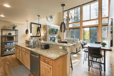 Image de Largest Alpenglow Townhome - Hot Tub - Views - Steps to the slopes