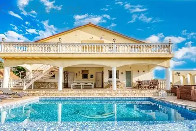 Image de Belle villa contemporaine avec une terrasse très agréable avec piscine privée!