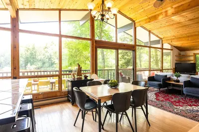 Image de 4 Bdrm Lakefront Family Cottage near Sir Sam's