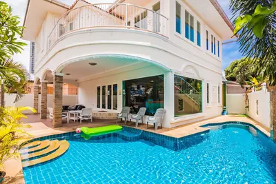 Image de Luxe 4 bedroom villa - Tewaree Villa - Pattaya Holiday House - Walking Street