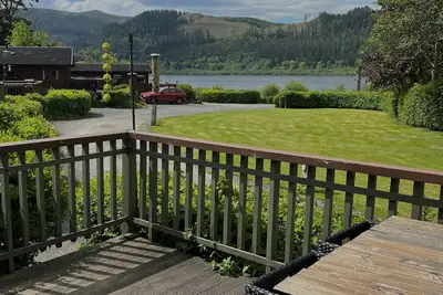 Image de A homely lodge with open lake view