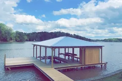 Image de Cozy lake house with huge boat dock