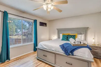 Image de Derby Spacious Home Off Rock Rd With King Master Suite