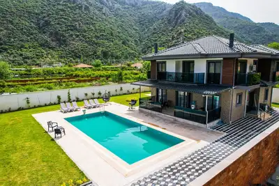 Image de Villa Semi - secluded outdoor pool and indoor pool