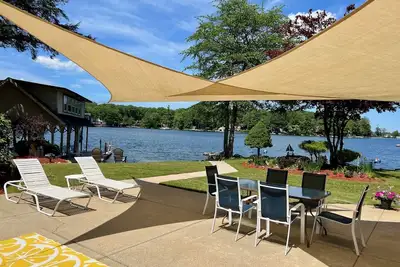 Image de Lakehouse in Alton Bay on Lake Winnipesaukee - sandy beach -spacious level lot.