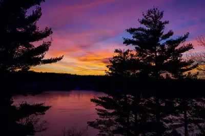 Image de Private 4000 Sf Lakefront Home w/Fireplaces, Game Room, Fiber Internet, Deck