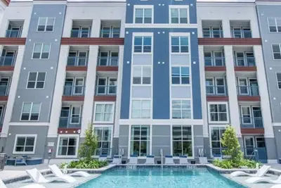 Image de Midtown Luxury 1br with Pool View + Wfh Desk Area