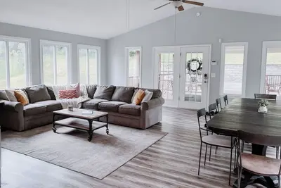 Image de Bright and Spacious Maple Fork