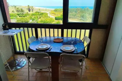 Image de Front de mer pour ce t2 dans résidence avec piscine collective -4tro94