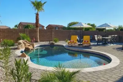 Image de Modern Oasis in the desert with a Pool!