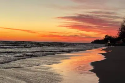 Image de Cozy Long Point Cottage steps to the beach and trails