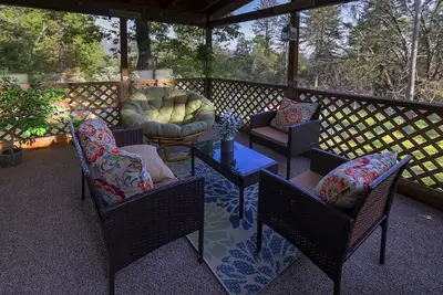 Image de Cozy cottage near Bass Lake and Yosemite, with Sundeck, Firepit & Pergola areas.