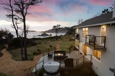 Image de Anchor Bay Getaway | Ocean View, Hot Tub & Fire Pit