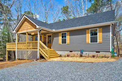 Image de Dog-friendly home with wraparound deck, firepit, grill, WiFi, and pool