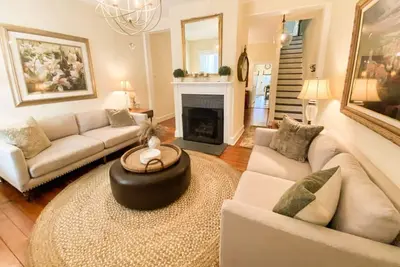 Image de Downtown Gem! Stay in a Historic Carriage House Steps from Main Street, City Dock & Usna