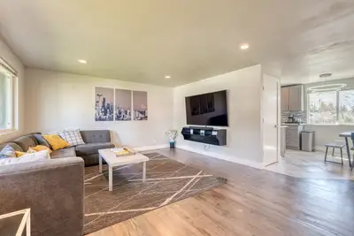 Image de ►The Gathering Spot ⌂ Spacious 5 Br / 3 Bath Home