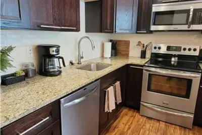 Image de 131 Cedar 2 · Chic 2br Urban Retreat - Downtown Kalamazoo