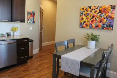 Image de 131 Cedar 1 · Enchanting 2br Haven | Downtown Kalamazoo Gem