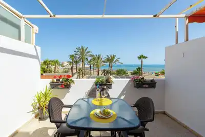 Image de Appartement \"Right on the Beach\" avec vue mer, Wi-Fi, terrasse et jardin