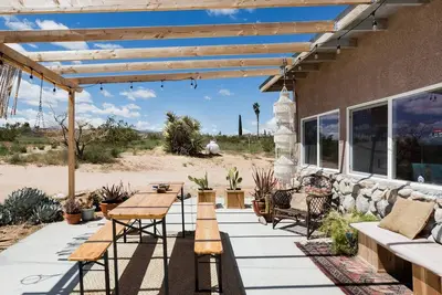 Image de Private desert cabin with hot tub & breathtaking views near Joshua Tree. Relax under starry skies, cook in the spacious kitchen, or explore nearby Pioneertown, La Copine, and endless desert trails.