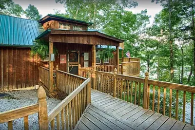 Image de Rustic Luxury Lakefront Cabin in Beautiful Wooded Surroundings