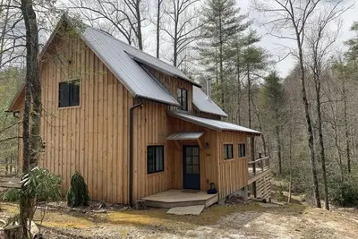 Image de Family and pet friendly cabin on a creek. 10 minutes to downtown Cashiers