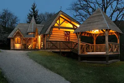 Image de Gîte de l'Hôtel-Dieu, Mon Château en bois en Bourgogne avec Spa
