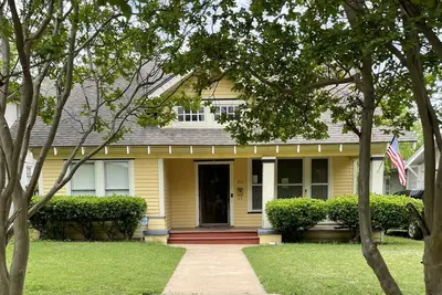 Image de Historic Bungalow in Entertainment and Arts District near Downtown