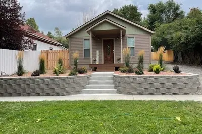 Image de Hillside Cottage- Backyard Oasis, Serene Interior, walk to historic Downtown Cody