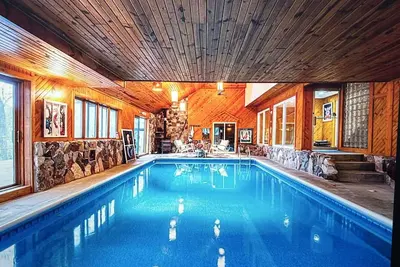 Image de Road America Adjacent Lake House with indoor pool