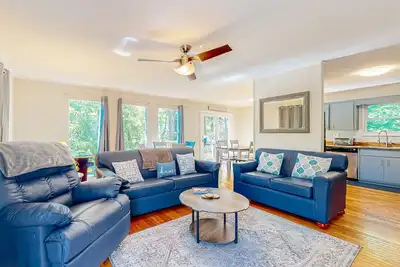 Image de Charming home with fireplace, grill, free attraction tickets, & playhouse