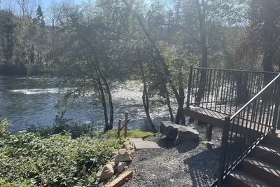 Image de Cozy Cottage right on the McKenzie River!