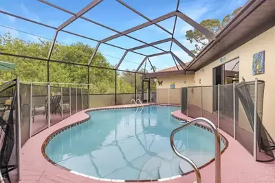 Image de Cozy 2 Bedroom Private Suite in Luxury Pool Home