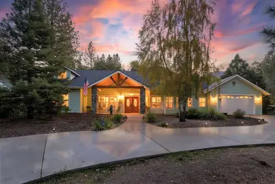 Image de Pleasant Pines Retreat. \nClose to Yosemite, Bass Lake. \nHot tub Ev Charger