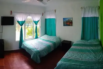 Image de Habitación con dos camas, cocina y baño privado/Descuento semanal y mensual!