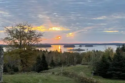 Image de Hillside Lodge with a gorgeous ocean view! ! ! - 10 min from the beach!