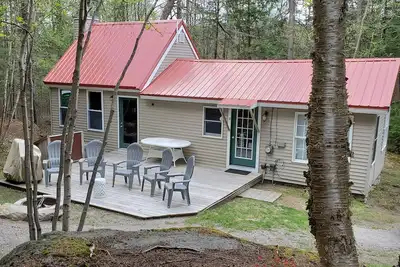 Image de Cute, cozy cottage near lakes, rock climbing, restaurants, trails and fishing.