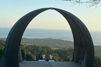 Image de Romantic mountain retreat with views of the Whale’s Tail and the Pacific Ocean