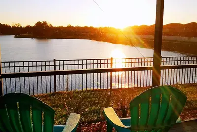 Image de Amazing Sunrise 8bd5ba Lake view villa, minutes to Disney