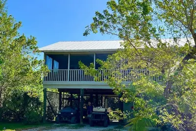 Image de Key2TheSea:  Tropical treehouse with lots of decks, porches and privacy!