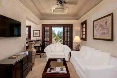 Image de 1br/2ba Suite - Kitchen, Living Room & Balcony - Private Resort on Crane Beach! \n
