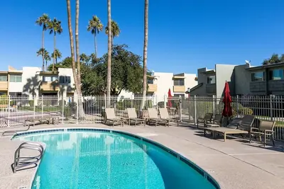 Image de Location, Location, Old Scottsdale Poolside Getaway
