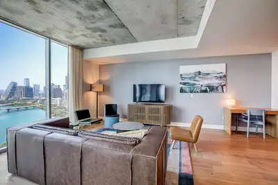 Image de Historic Rainey Street sky-high condo with amazing views & rooftop pool